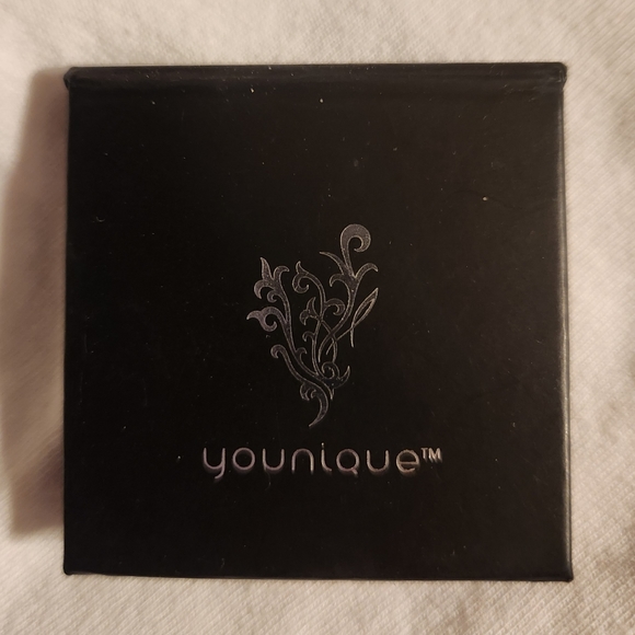 Eyeshadow - Picture 3 of 3